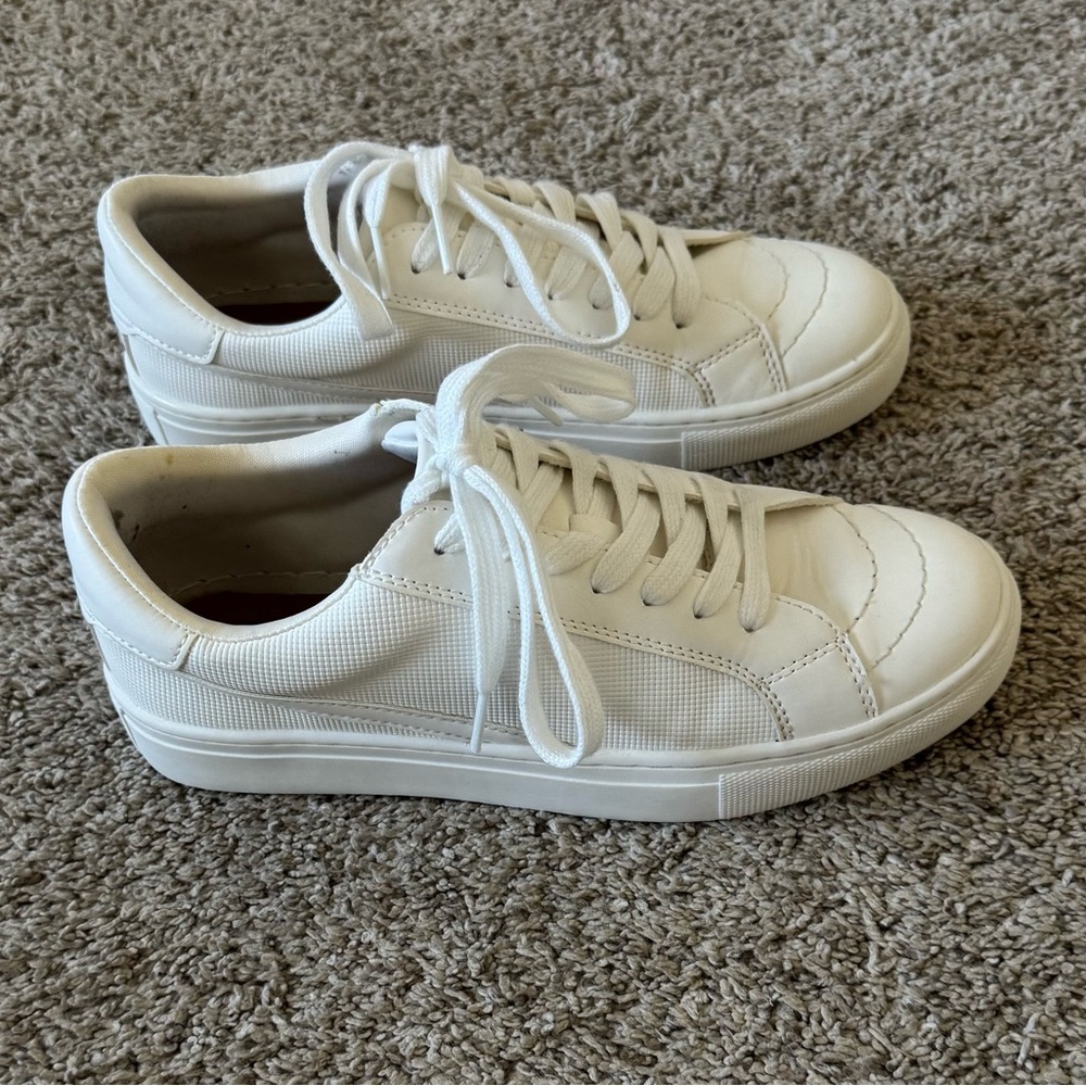 Women’s Universal Thread white Sneakers shoes size 7.5